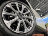 【純正20インチアルミホイール】外観にマッチした純正アルミホイールを装着しております。各種社外アルミホイールや、スタッドレスタイヤも取扱いしております。是非ご相談ください♪