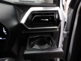 運転席のカップホルダーはエアコンの吹き出し口の前にありますので冷やしたり温めたり出来ます☆