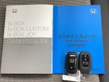 メンテナンスノート【点検整備記録簿・保証書】、取説も揃っています。スマートキーはバッグなどにしまったままボタン操作でエンジンの始動・停止ができて大変便利です。