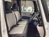 フロントシートはベンチシートです。ベンチシ―トは運転席と助手席の移動もスムーズ!狭い駐車場での乗り降りに便利です。