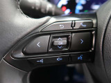 ハンドルから手を離さずにオーディオの操作ができるステアリングスイッチを装備。わき見運転の防止にもなり安全運転に貢献します。