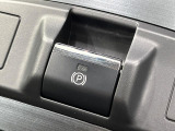 【電動パーキングブレーキ】パーキングブレーキは便利な電動式!ボタン一つで操作でき、アクセルを踏めば自動で解除されます♪レバーやペダルが無いので運転席廻りもすっきりしますね♪