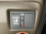 左側電動スライドドアは運転席からでも操作ができるように、ハンドル付近に開閉の操作スイッチが付いています。