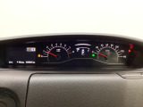 スピードメーターとタコメーターを大きく配した見やすいメーター部になっています。左側のインフォメーション画面でオドメーターや燃費などの情報を確認できます。