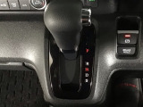 オートマチックシフトレバーは、手になじみ操作しやすい形状で安全運転にもつながります♪