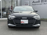 シングルフレームグリルはAudiの象徴的なデザイン要素であり、一目でAudiとわかるスタイル、大きくて迫力のある形状が車のスポーティな印象を強調しており、魅力的なデザインとなっています。