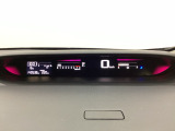 デジタル表示のスピードメーターとタコメーターを大きく配した見やすいメーター部になっています。左側のインフォメーション画面でオドメーターや燃費などの情報を確認できます。