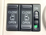 【両側パワースライドドア】スマートキーや運転席のスイッチで後席両側スライドドアの開閉が可能♪電動だから力を入れてドアを開ける必要が無く、小さなお子様でも簡単に開け閉めでき快適です♪
