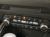 【オートエアコン】一度お好みの温度に設定すれば、車内の温度を検知し風量や温度を自動で調整。暑い&hellip;寒い&hellip;と何度もスイッチ操作をする必要はありません。快適な車内空間には必須の機能ですね♪