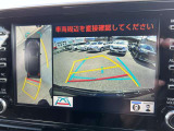 車を上からの見下ろした視点で駐車をサポートするパノラマモニターを搭載。運転席から確認しにくい車両周囲の状況を確認できます。