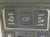 【パワーバックドア】スマートキーや運転席のボタンを押すだけでリアゲートが自動で開閉します!荷物を持っている時や、高い位置にあるバックドアを閉める際に便利な機能です♪