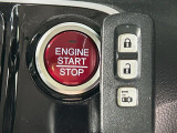 【Hondaスマートキー】カバンやポケットに入れたままでもドアの施錠・解錠が可能なスマートキーを装備。エンジンのオン・オフ時もカギを取り出す必要が無いからとっても便利です♪