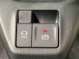 指先だけで簡単に操作が可能な電動パーキングブレーキを採用。「HOLD」スイッチを押すと、渋滞や信号待ちなどでブレーキペダルから足を離しても、ブレーキを保持するので安心です