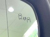 【ブラインドスポットモニター】走行中、ドアミラーの死角になりやすい箇所に後続車が接近するとサイドミラーのレンズに警告を表示!ドライバーに注意喚起をしてくれます。