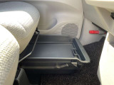 助手席の座席下は便利な収納BOX付き