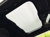 【ガラスルーフ】ガラスルーフ搭載で車内の解放感が一気にアップ!開放的なドライブをお楽しみいただけます。