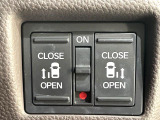 【両側パワースライドドア】スマートキーや運転席のスイッチで後席両側スライドドアの開閉が可能♪電動だから力を入れてドアを開ける必要が無く、小さなお子様でも簡単に開け閉めでき快適です♪