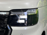【LEDヘッドライト】悪天候や夜間走行時も良好な視界を確保し安心して運転できる高輝度LEDヘッドライトを装備!点灯速度が早く、消費電力も抑えられています。