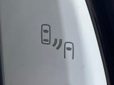 【ブラインドスポットモニター】走行中、ドアミラーの死角になりやすい箇所に後続車が接近するとサイドミラーのレンズに警告を表示!ドライバーに注意喚起をしてくれます。