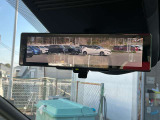 後方視界をクリアに映し出してくれるスマートルームミラー。