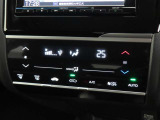 ★エアコンはオートタイプが装着済みです!オートモードにしておけば、車内温度を設定するだけで風の料や吹き出し口の切り替えを機械が行ってくれます!一年中快適な環境を作れますよ♪