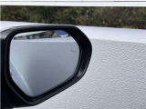 隣車線を走る車両をレーダーで検知し、ドアミラーでは確認しにくい後側方エリアに存在する車両に加え、急接近してくる車両も検知します。車両を検知するとドアミラーに搭載されたLEDインジケーターが点灯します。