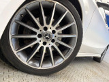 ●純正18インチアルミホイール:輸入車ならではの卓越した走りを支えるホイールと足回りです!日本車の走りに慣れている方にもぜひ体感して頂きたいほど、高いレベルでまとまっています!