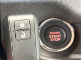 【キーレススタートシステム】カバンやポケットに入れたままでもドアの施錠・解錠が可能なスマートキーを装備。エンジンのオン・オフ時もカギを取り出す必要が無いからとっても便利です♪