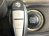 【キーレススタートシステム】カバンやポケットに入れたままでもドアの施錠・解錠が可能なスマートキーを装備。エンジンのオン・オフ時もカギを取り出す必要が無いからとっても便利です♪
