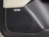 【BOSEサウンドシステム】メーカーオプションの高品位サウンドシステムを搭載。専用のチューニングが施された大小様々なスピーカーから良質なサウンドが奏でられ、臨場感あふれる音響空間を演出します。