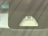 【スマートアシスト】走行中に前方の車両等を認識し、衝突しそうな時は警報とブレーキで衝突回避と被害軽減をアシスト。より安全にドライブをお楽しみいただけます。