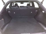 バックドアを上げた状態です。シートを倒せば荷室のスペースが広くなります!用途に合わせて快適な室内を!