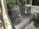 後部座席も気になるようなキズ・汚れやへたり等、大きなダメージはなく、良好な状態です。