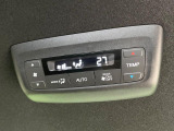 【リアオートエアコン】広い後部座席には必須の機能!風量や温度を自動で調整し前席と同様な車内環境にしてくれるリアオートエアコンを装備。夏の暑さも冬の寒さもストレスなく快適にお過ごしいただけます♪