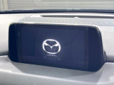 【8インチマツダコネクト】車内の雰囲気にマッチした大型のディスプレイ。スマホ接続でのナビ使用やBluetooth再生等、様々な機能が楽しめます。直感的なダイヤル操作が可能で、使い勝手も良好です。