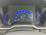 とっても見やすいメーターです。夜間時はラグジュアリーな気分にさせてくれる照明が魅力ですので、夜のドライブも楽しみになりますよ♪