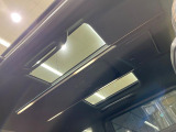 【ガラスルーフ】ガラスルーフ搭載で車内の解放感が一気にアップ!開放的なドライブをお楽しみいただけます。