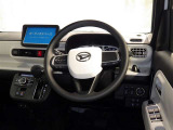 運転席まわりです。 各操作スイッチは使いやすい位置に配置されてます。