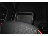 助手席シートアンダートレイ装備!色々収納でき室内もスッキリ!