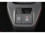 オートブレーキホールド機能付き電動パーキングブレーキで渋滞や信号待ちなどでブレーキを踏んで停車したときにブレーキペダルから足を離してもブレーキを保持するので安心です