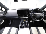 上質で落ち着いた印象のインパネ。視界も広々で運転しやすいです。