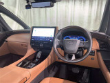 運転席まわりです。 各操作スイッチは使いやすい位置に配置されてます。