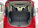 シートアレンジで広々使える、便利なラゲッジスペース付き車です。