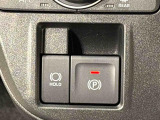 指先だけで簡単に操作が可能な電動パーキングブレーキを採用。「HOLD」スイッチを押すと、渋滞や信号待ちなどでブレーキペダルから足を離しても、ブレーキを保持するので安心です
