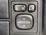 【電動格納ミラー】サイドミラーは電動格納式となっており、狭い駐車場でもキズがつくリスクを抑えられます。