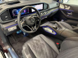 メルセデスのシートは、少し硬めに出来ておりますので、長時間の運転でも疲れにくく、安全にドライビングをお楽しみ頂けます