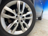 ●純正18インチアルミホイール:輸入車ならではの卓越した走りを支えるホイールと足回りです!日本車の走りに慣れている方にもぜひ体感して頂きたいほど、高いレベルでまとまっています!
