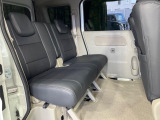 後部座席も気になるようなキズ・汚れやへたり等、大きなダメージはなく、良好な状態です。