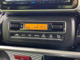 【オートエアコン】一度お好みの温度に設定すれば、車内の温度を検知し風量や温度を自動で調整。暑い&hellip;寒い&hellip;と何度もスイッチ操作をする必要はありません。快適な車内空間には必須の機能ですね♪