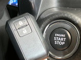 【キーレススタートシステム】カバンやポケットに入れたままでもドアの施錠・解錠が可能なスマートキーを装備。エンジンのオン・オフ時もカギを取り出す必要が無いからとっても便利です♪